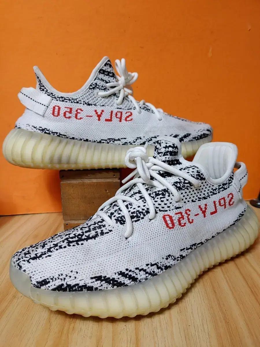 아디다스 이지부스트350V2(US7JP250)