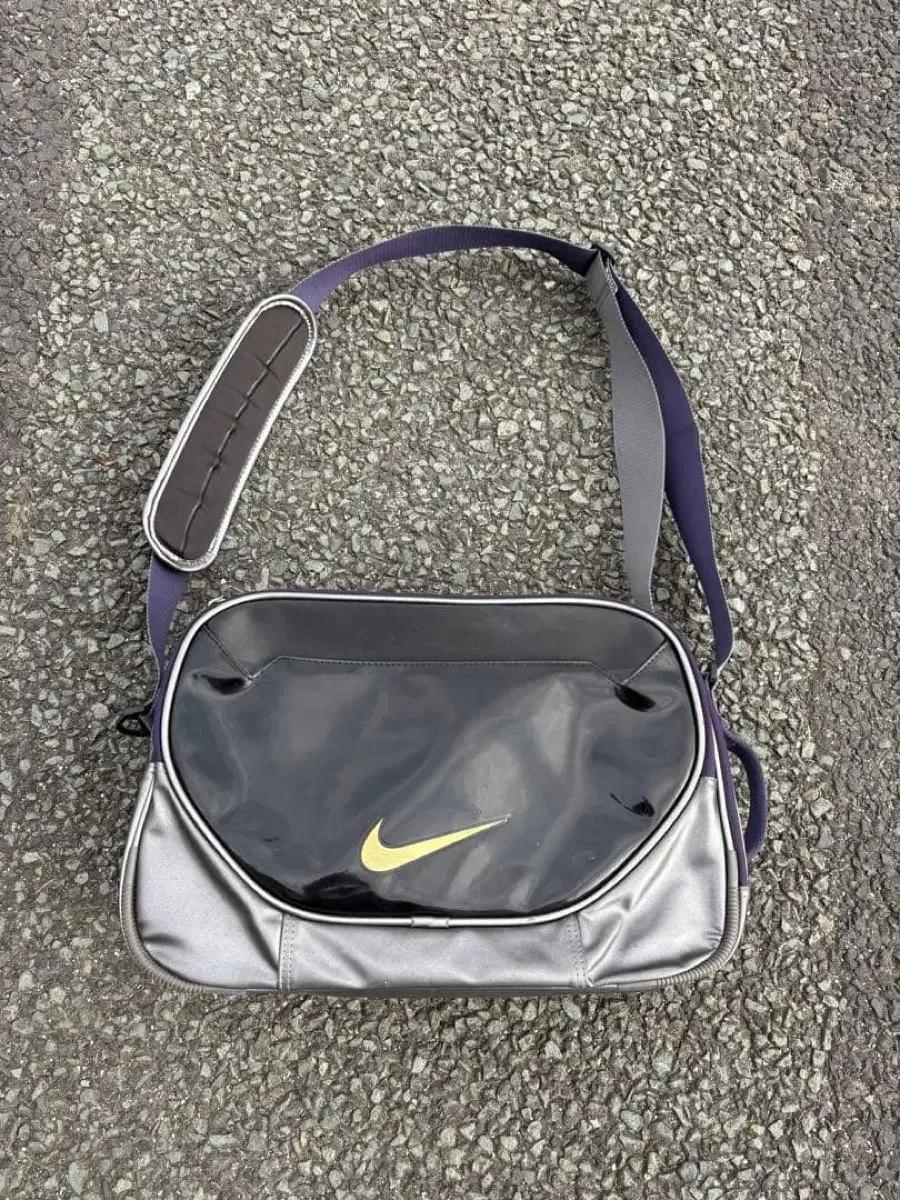 나이키 빈티지 에나멜 크로스백