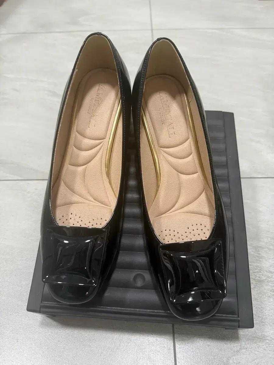 새상태: 탠디 여성 구두 블랙 에나멜 펌프스 240