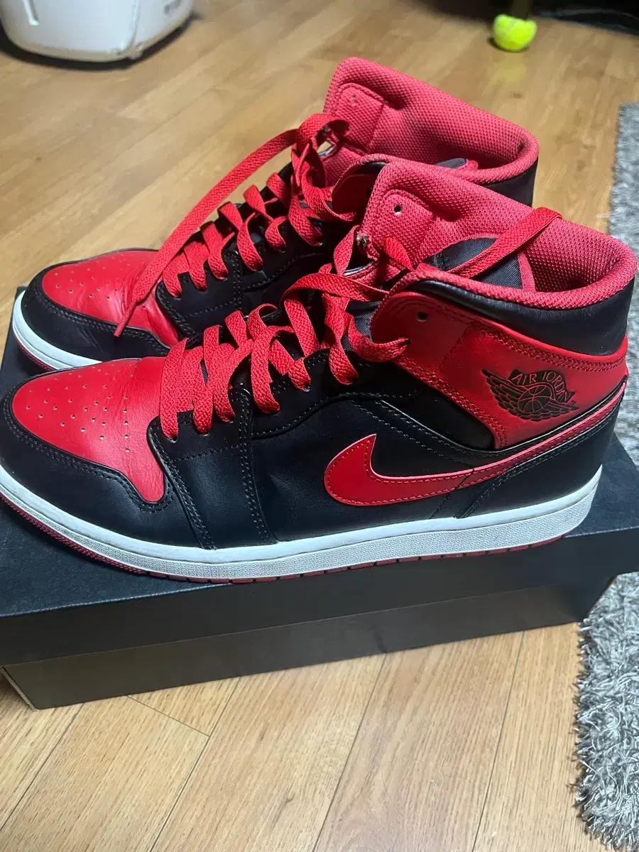 조던1 미드 블랙 파이어레드 285