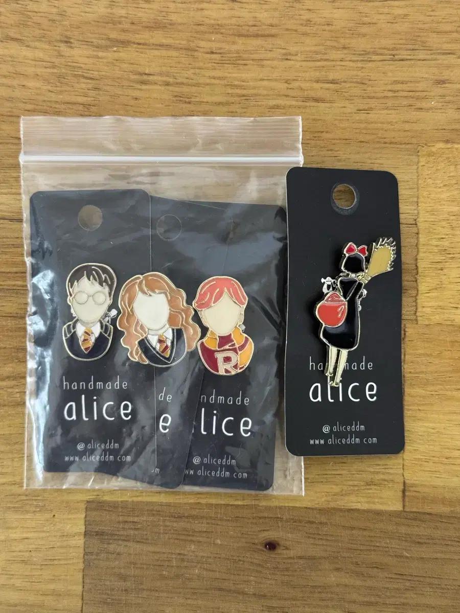 해리포터, 마녀배달부 키키 뱃지 팔아요.