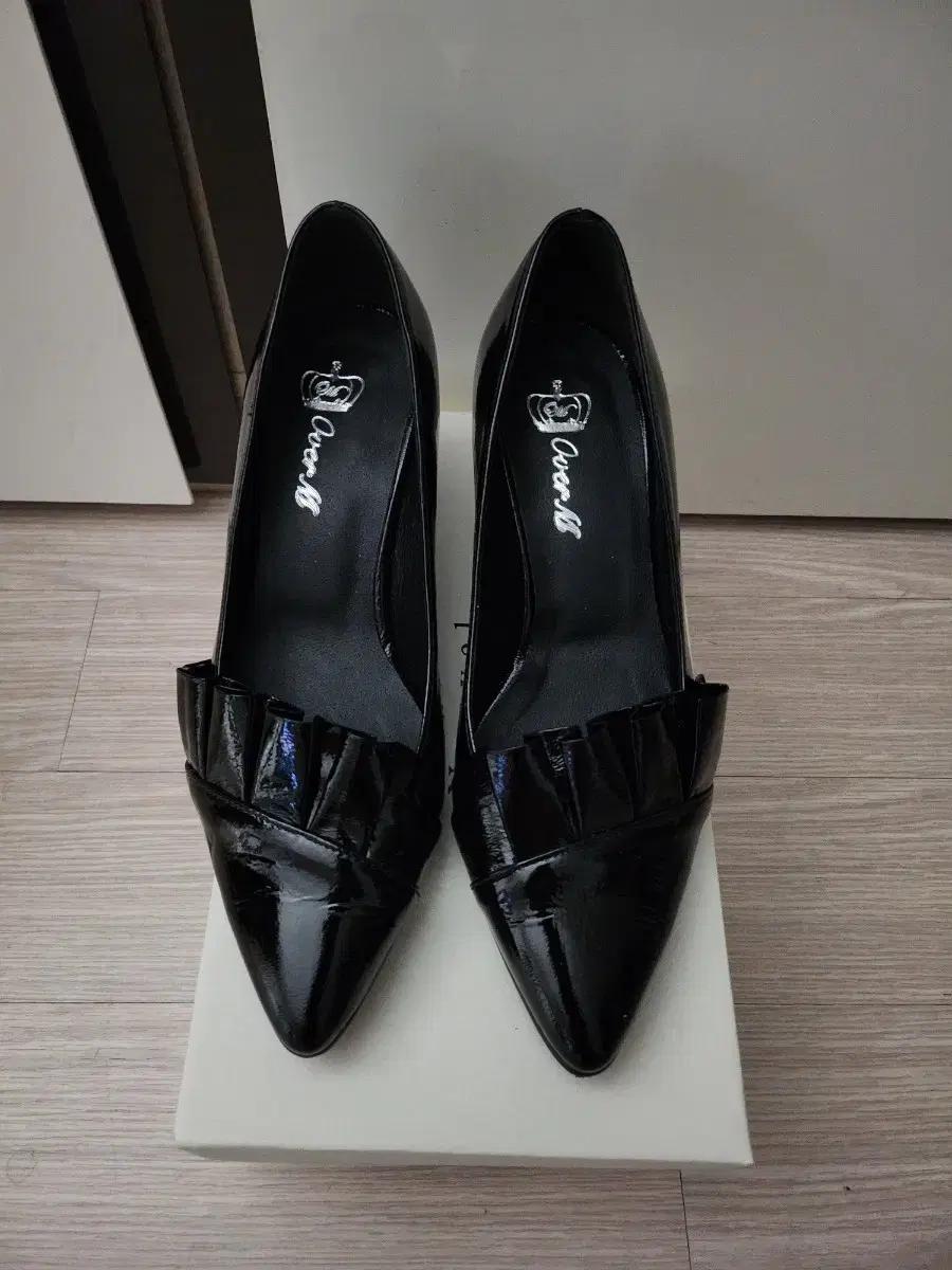 블랙 에나멜 펌프스힐