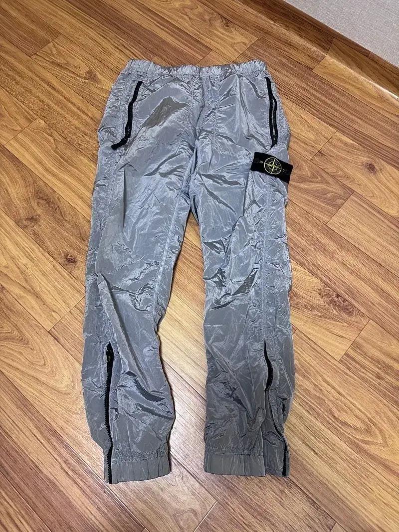 스톤아일랜드 18fw 나일론팬츠 아이스색상 구해요