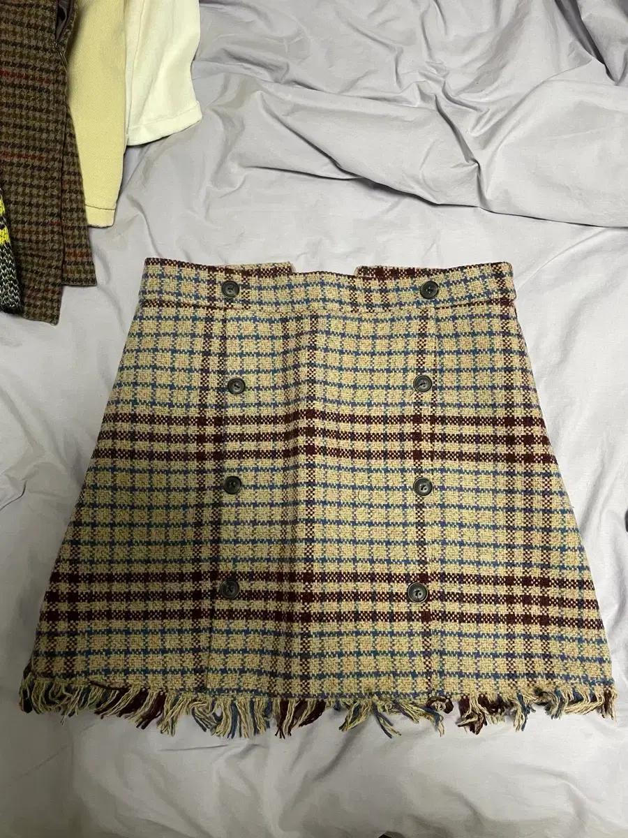 타탄체크 단추 모직스커트