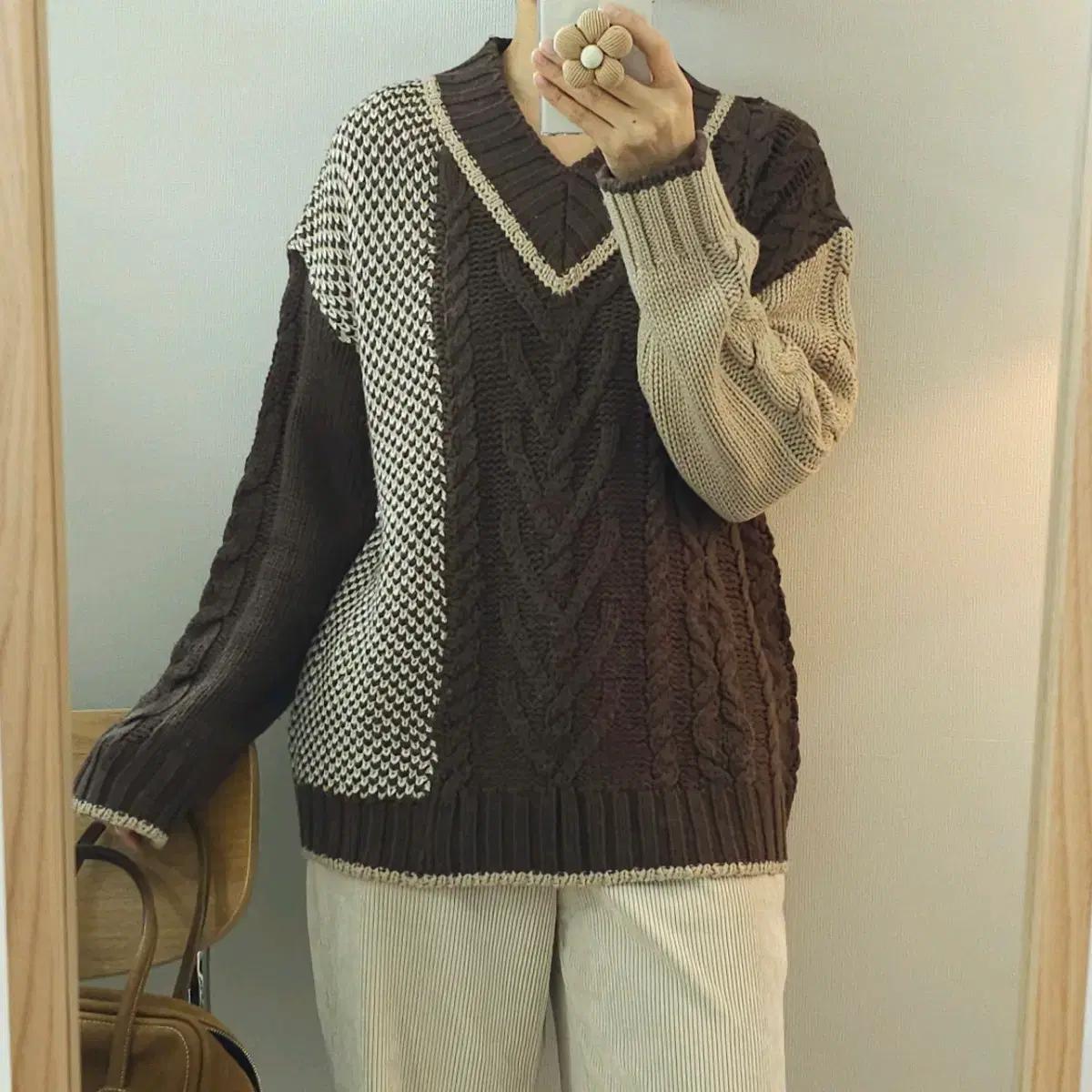 (F)아이아이 여성 배색 브이넥 케이블 니트 스웨터