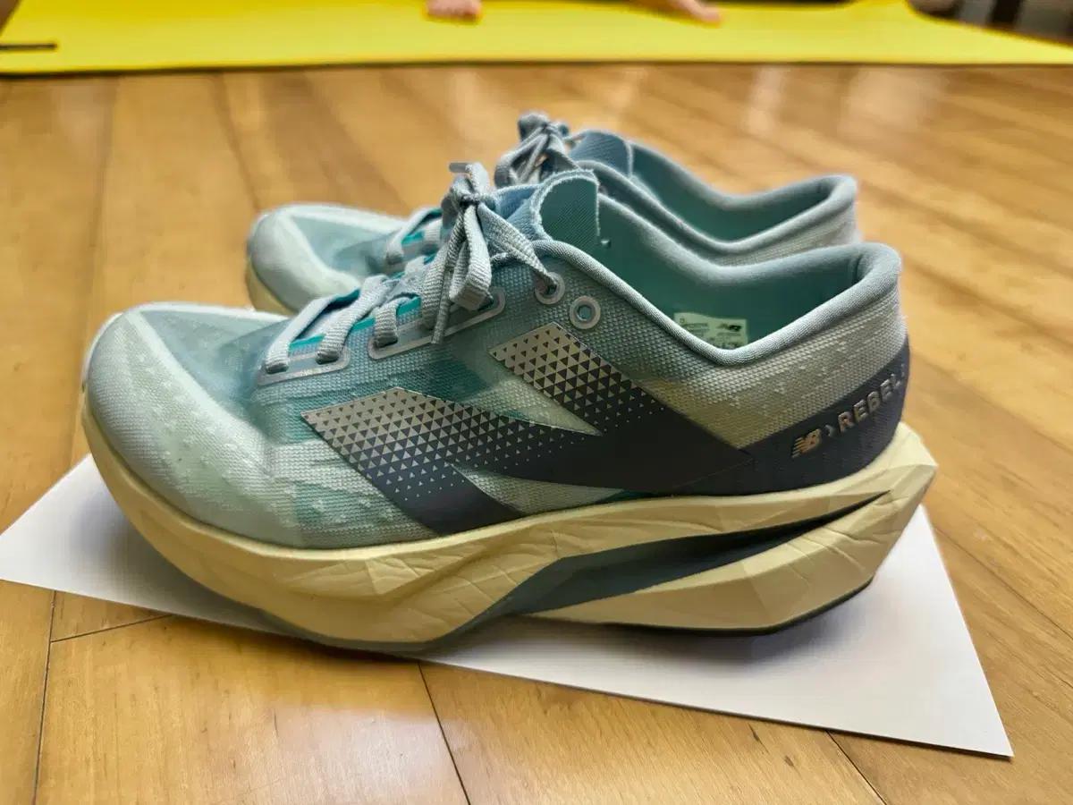 뉴발란스 퓨어셀 레벨 235mm 러닝화