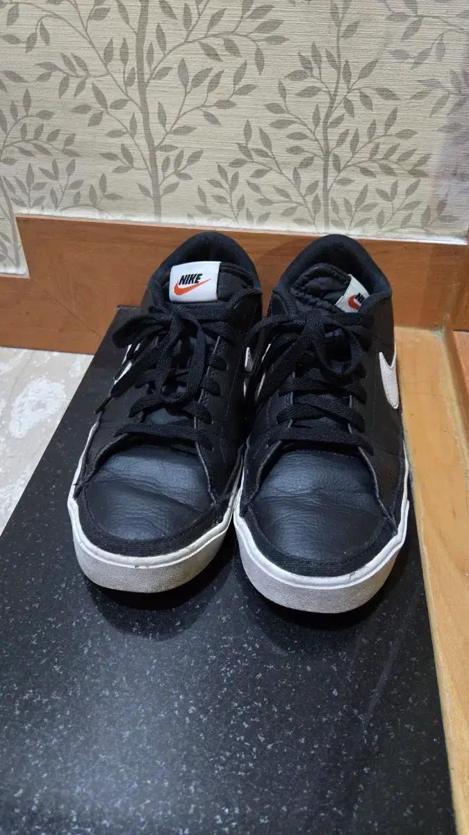 나이키 블랙 스니커즈 270