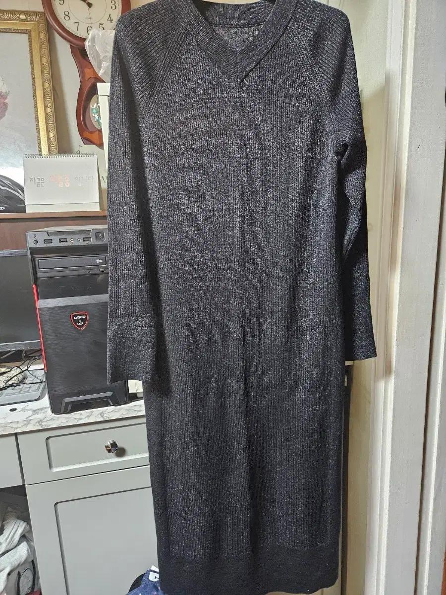 COS 브이넥 롱 니트 원피스