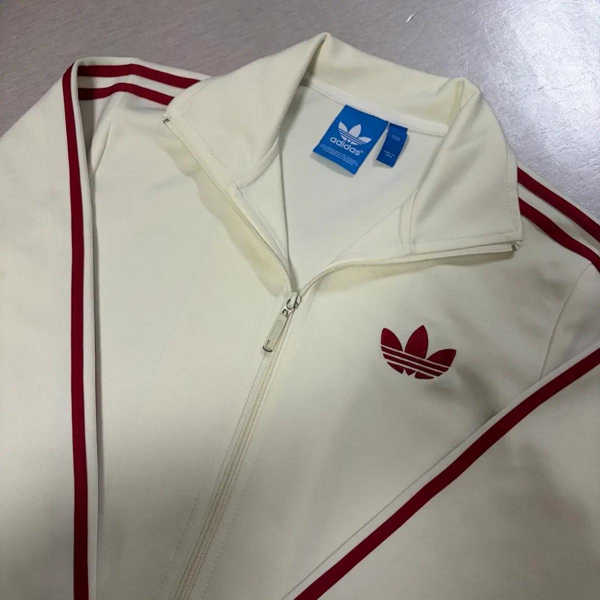 아디다스 파이어버드 흰빨 져지 트랙탑