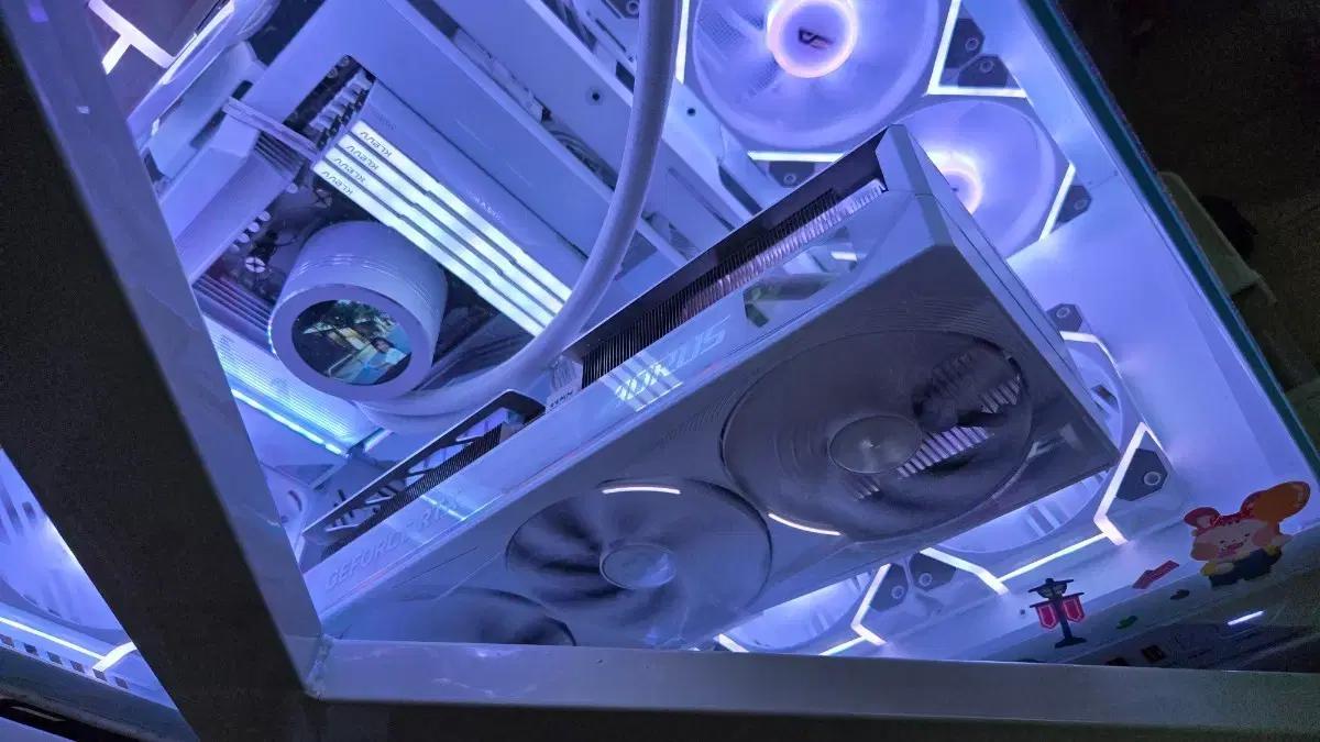 rtx 5080이나 5070ti  화이트 구합니다.