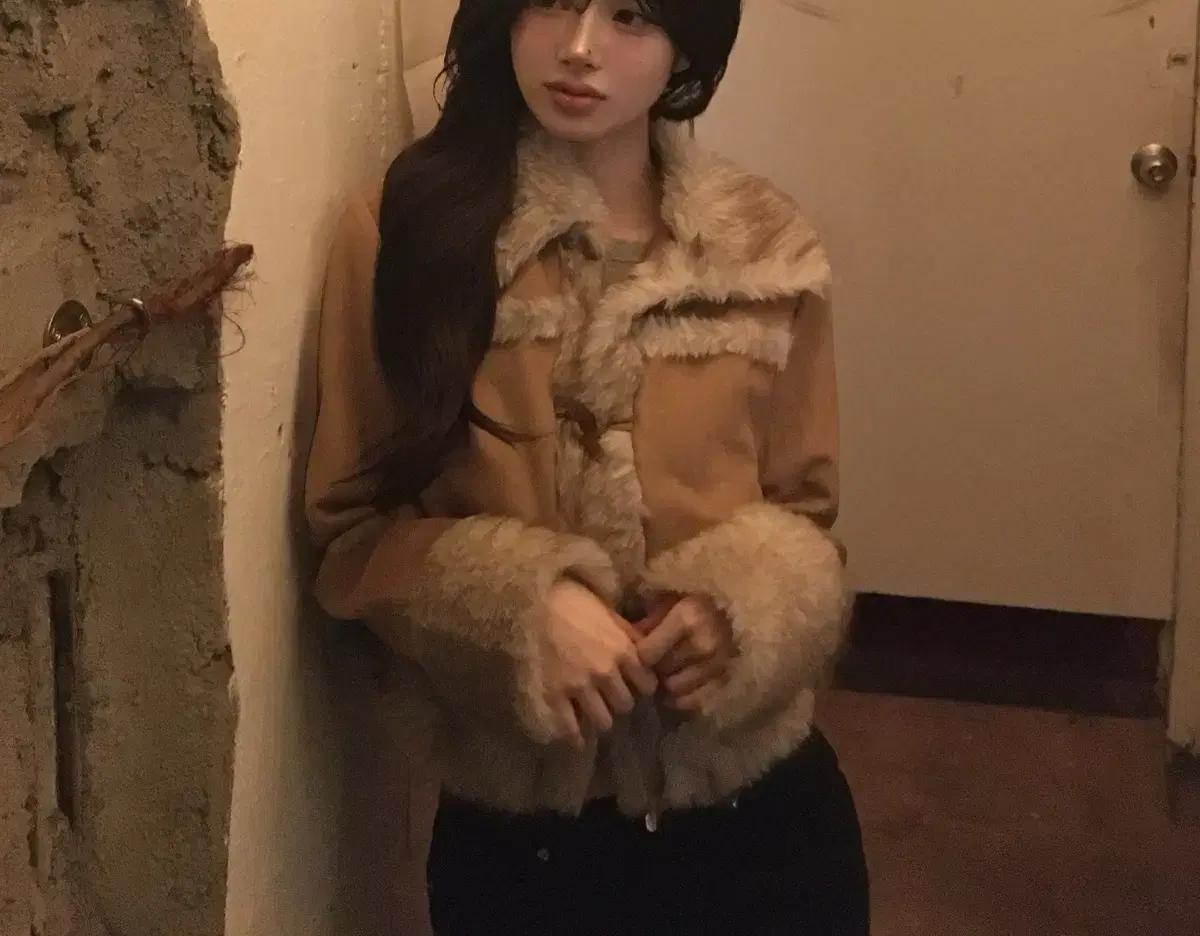 샵사이다 Suede Faux Fur Collar Toggle Button