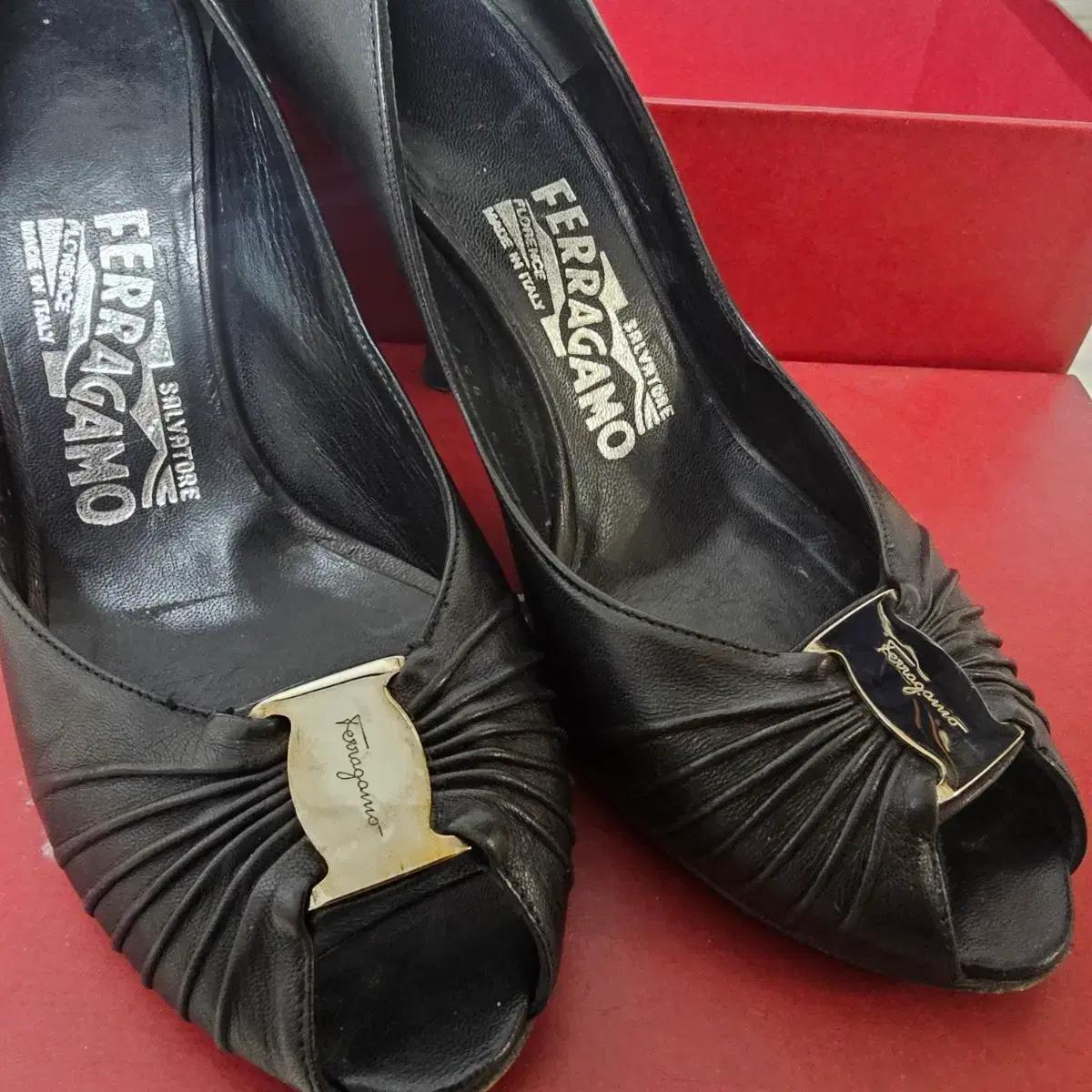 페라가모 블랙 오픈토 여성 펌프스