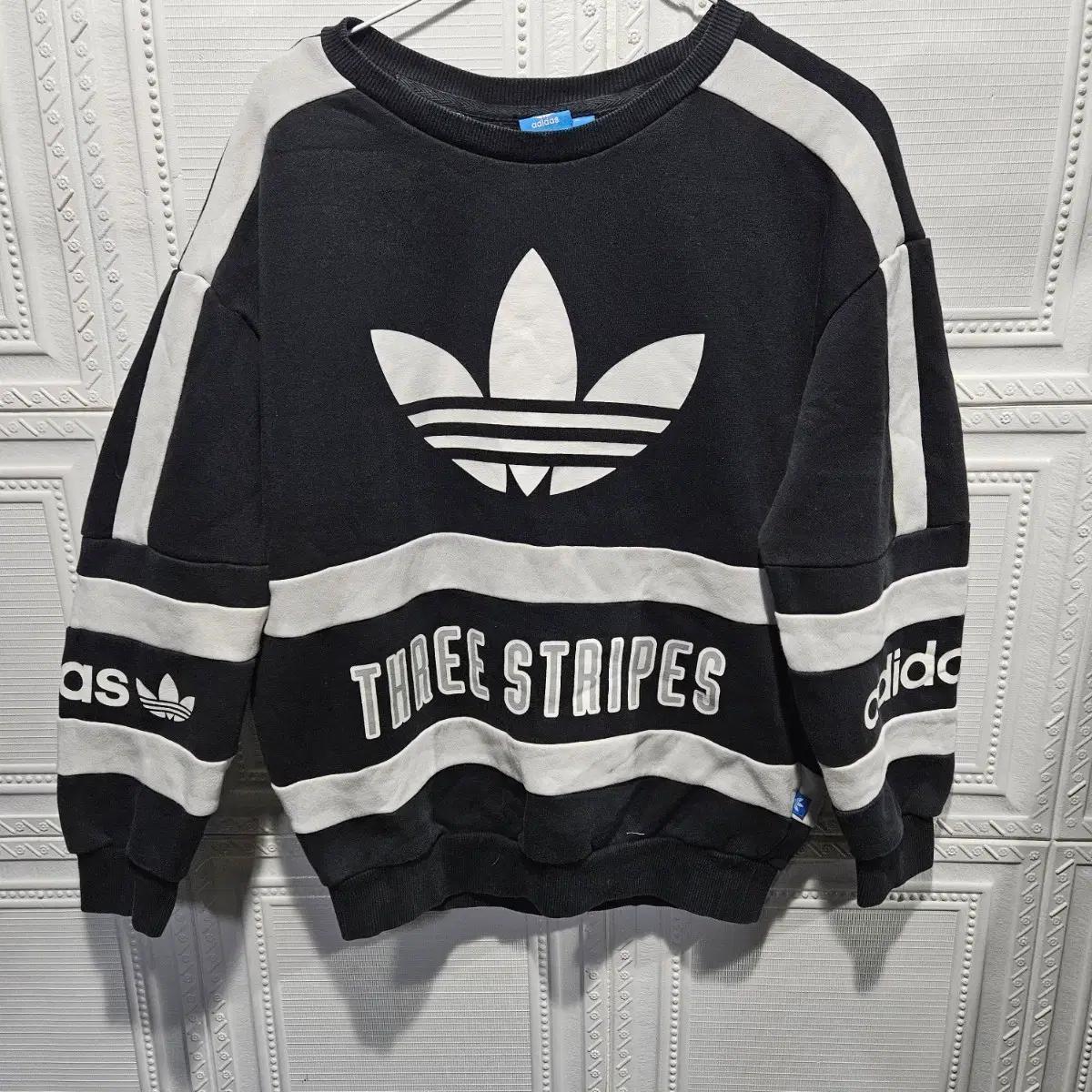 아디다스 THREE STRIPES 맨투맨 블랙