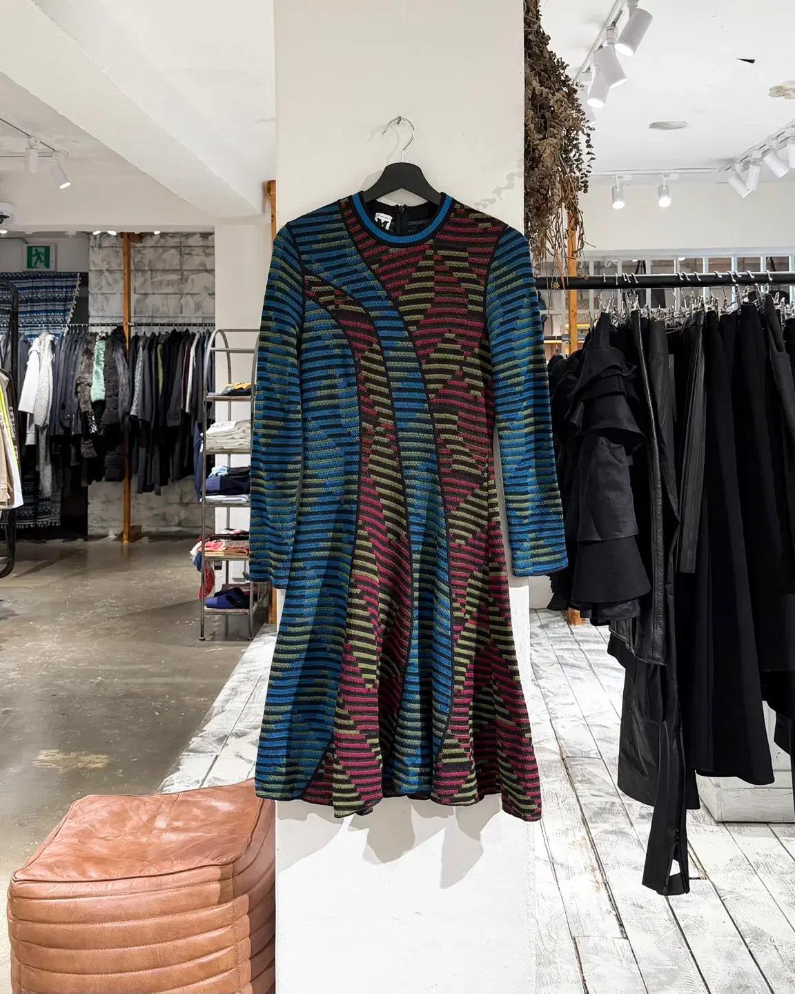 미쏘니 멀티 컬러 스트라이프 니트 원피스