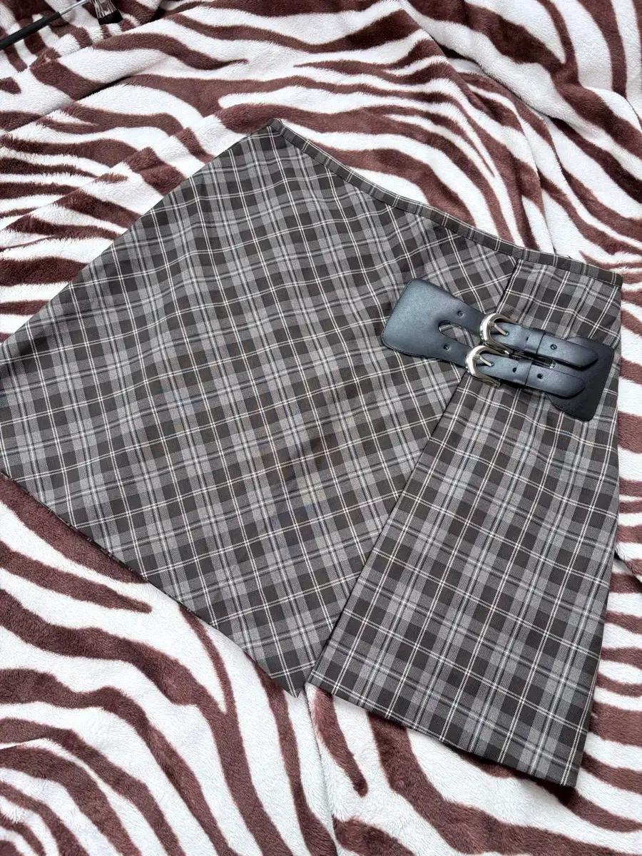 큐리티 체크 플리츠 스커트