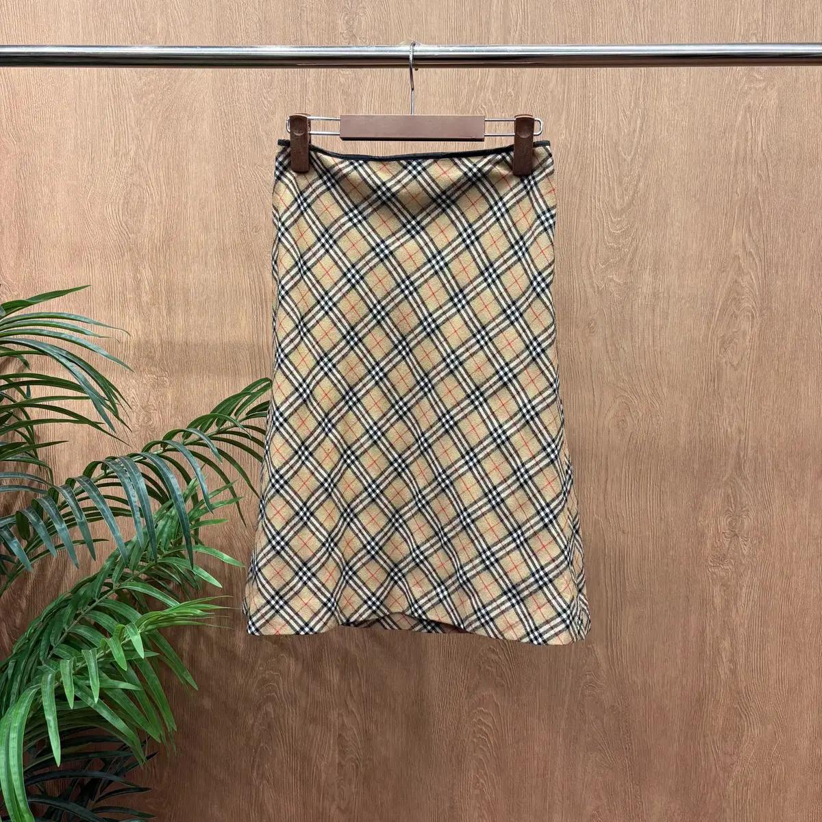 버버리 블루 라벨 A라인 울 미디 스커트 노바 체크 패턴 디테일 브라운