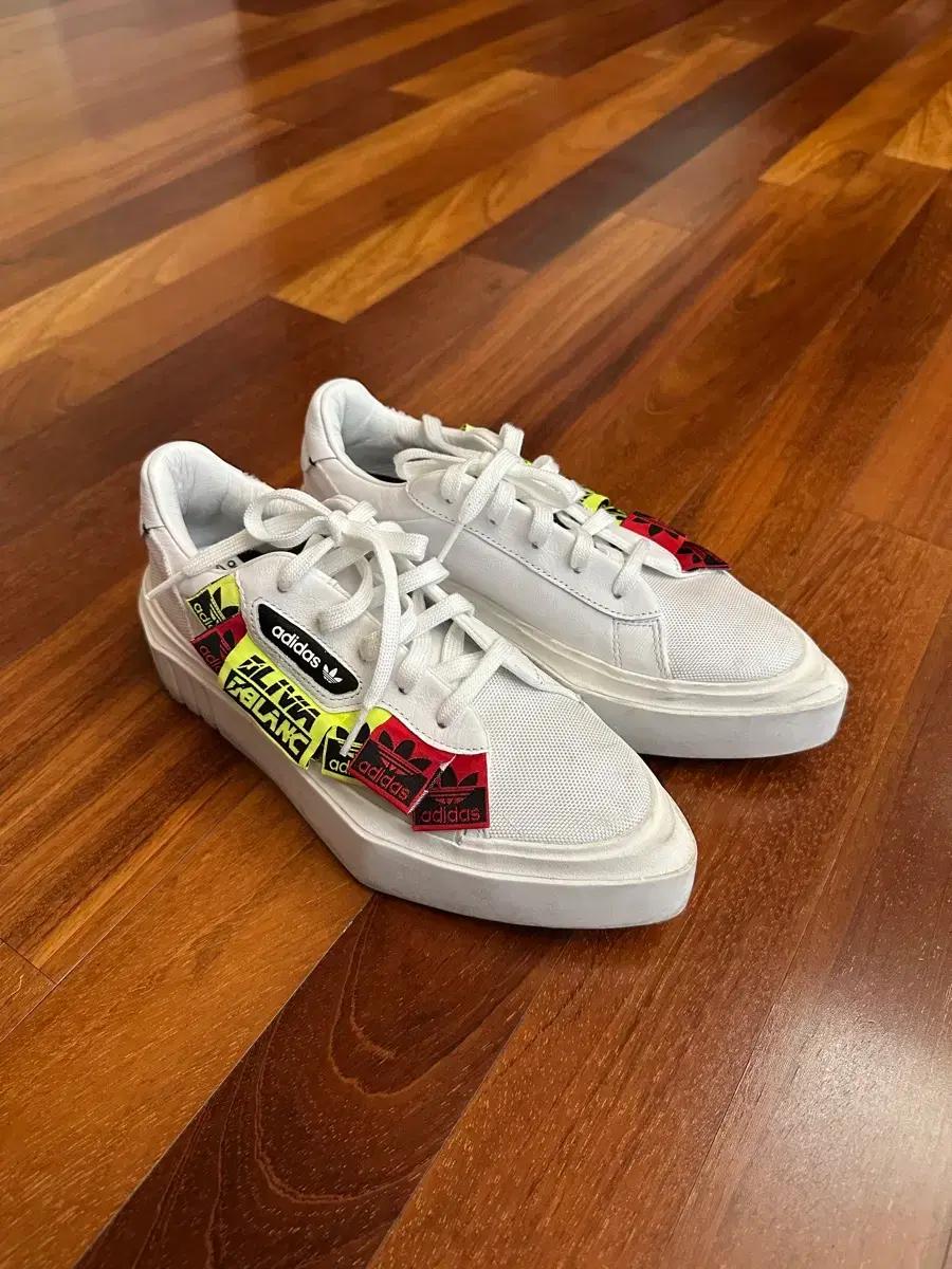 아디다스 슬릭 x Olivia Oblanc.  235Mm