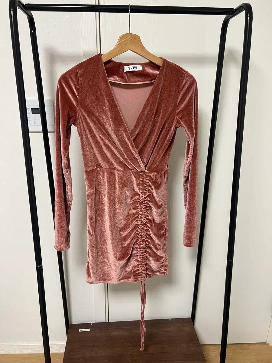 TVIVI 벨벳 셔링 미니 원피스 827