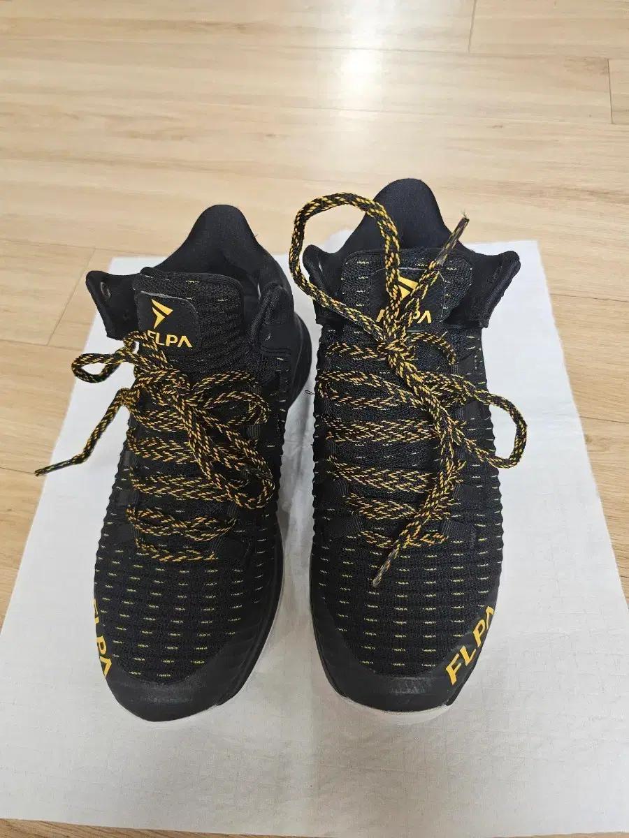 FLPA 블랙/골드 운동화