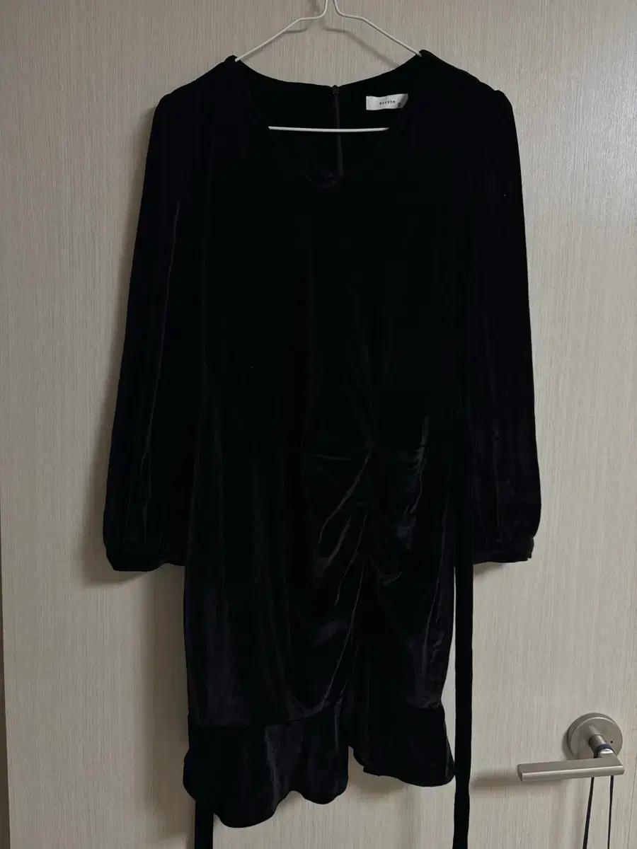 벨벳 블랙 미니 원피스