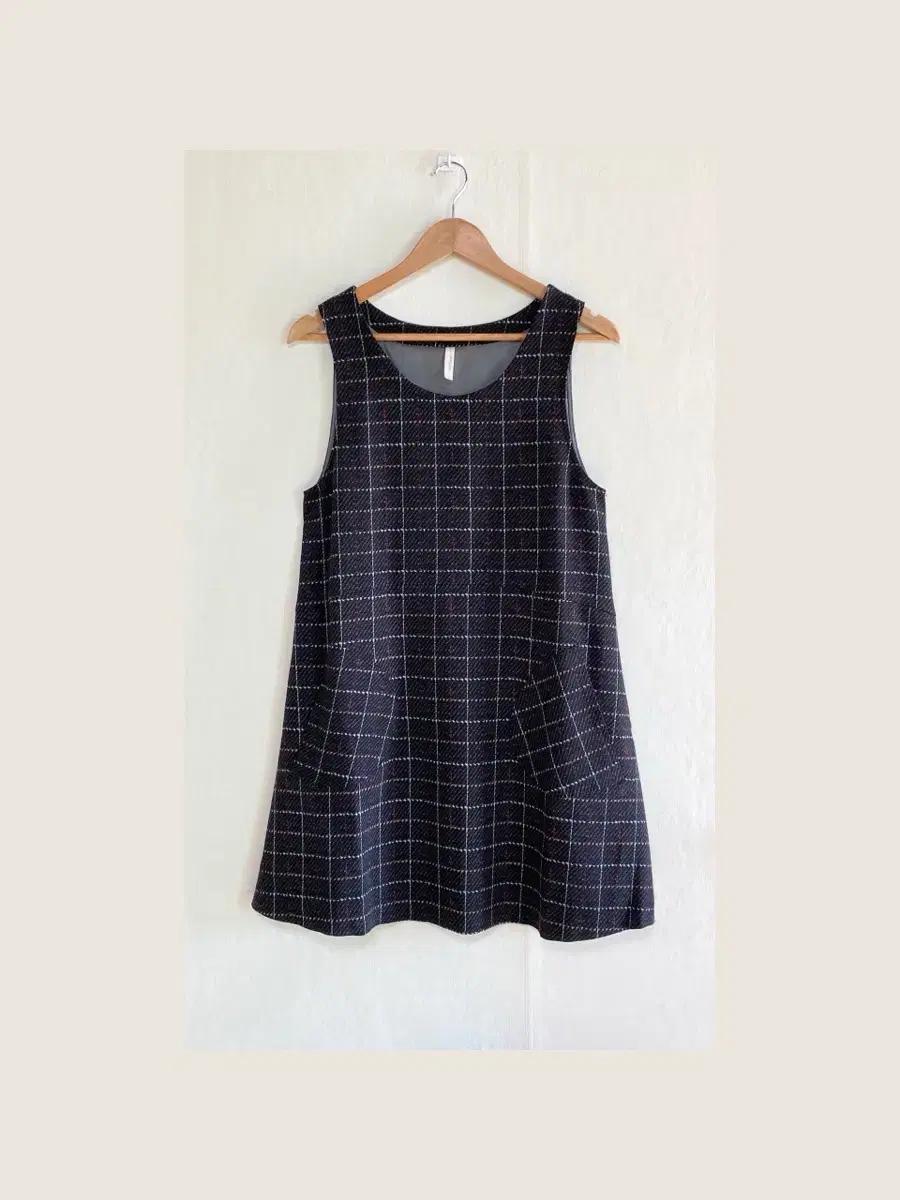 차콜 그레이 체크 모던 나시 민소매 미니 원피스