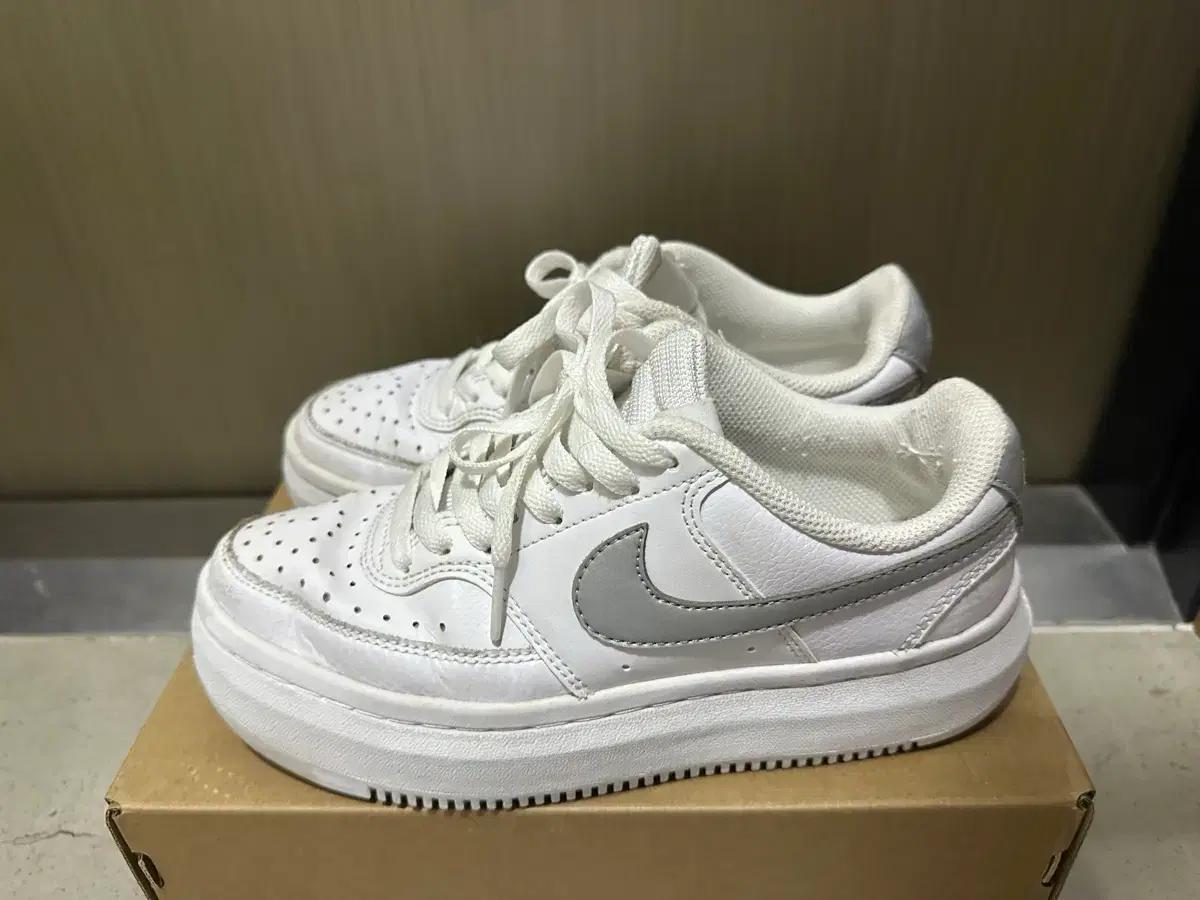 나이키 코트비전 화이트실버 240사이즈