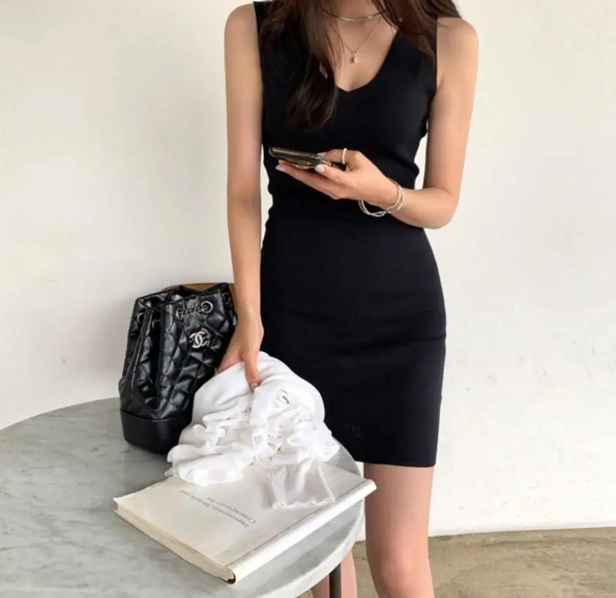 블랙 슬리브리스 미니 원피스 여름니트