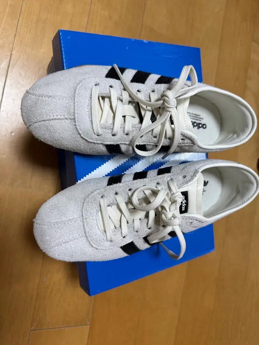 아디다스 도쿄 오프화이트코어 블랙 235