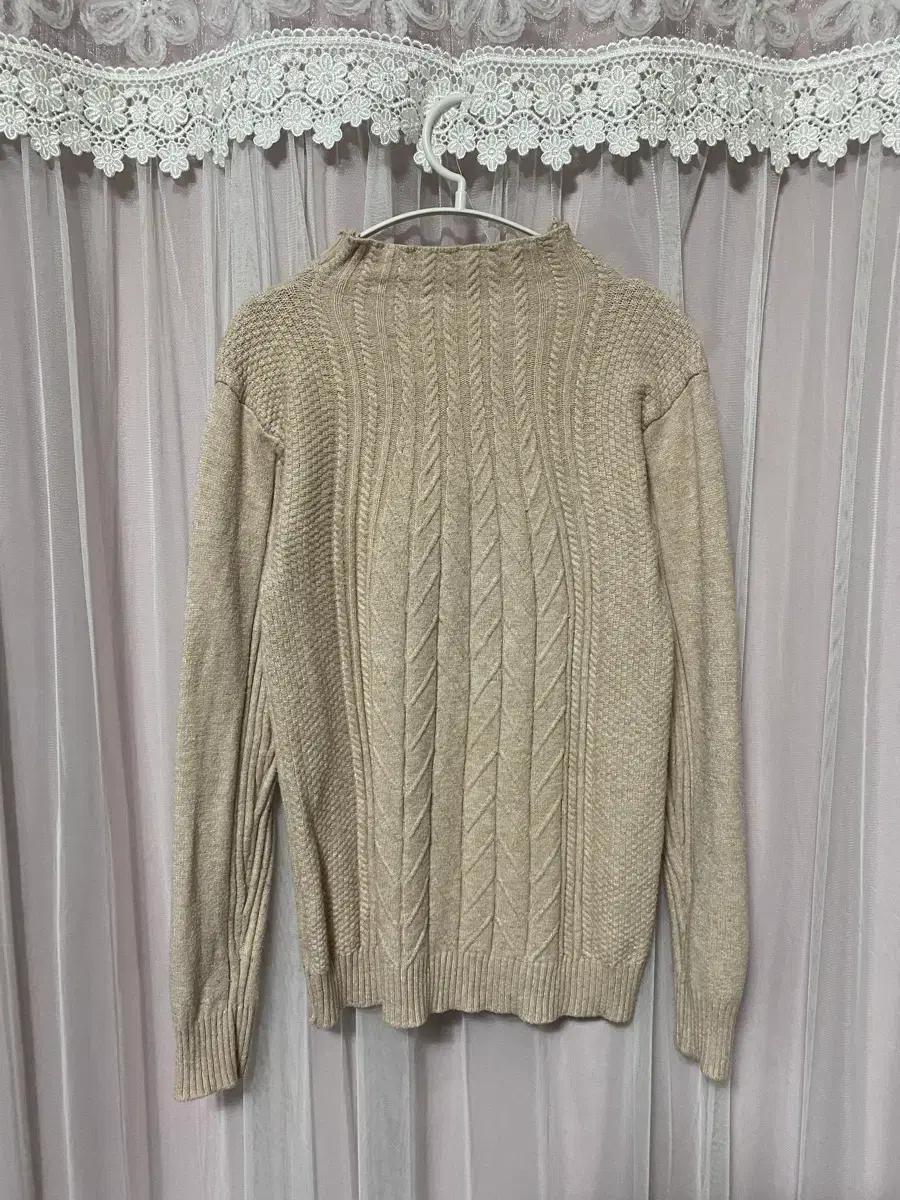 베이지 케이블 니트 스웨터