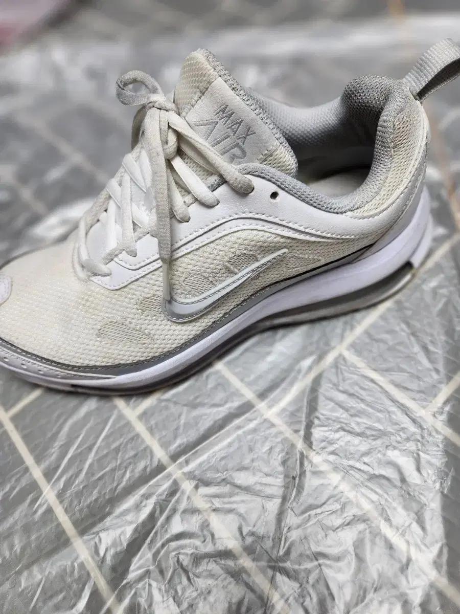 11)나이키 에어맥스 AP 흰색 240mm