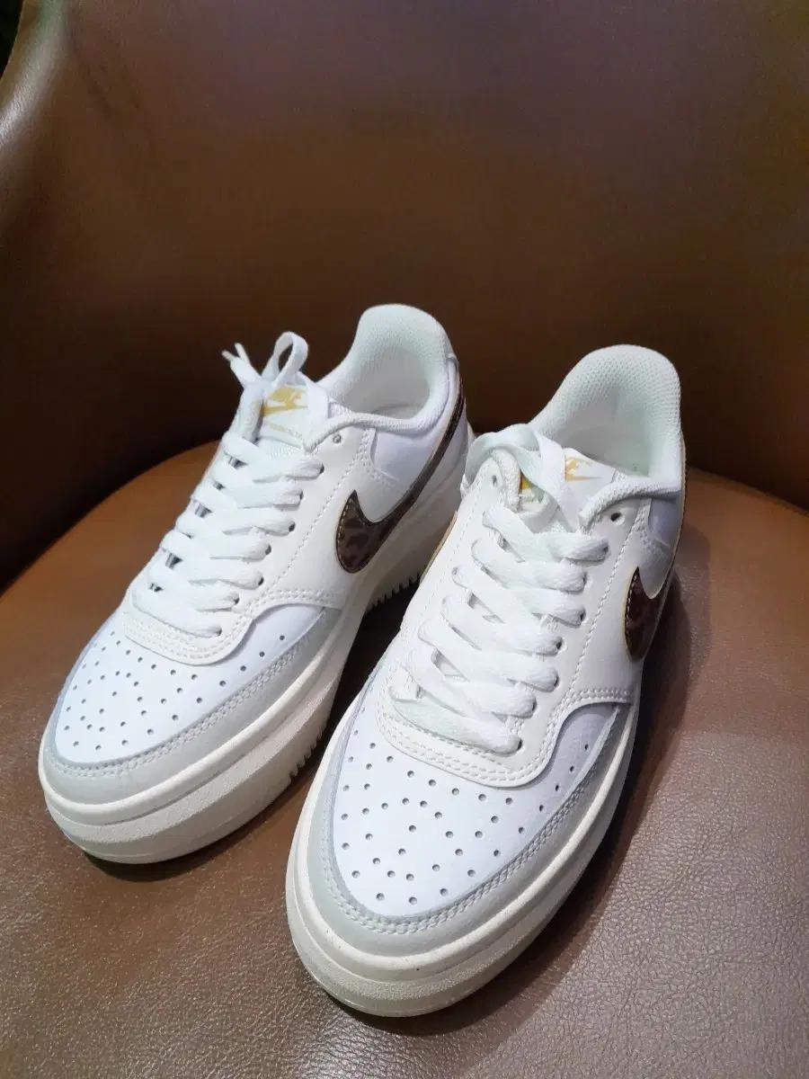 나이키 코트 비전 알타 흰색 여성 스니커즈225