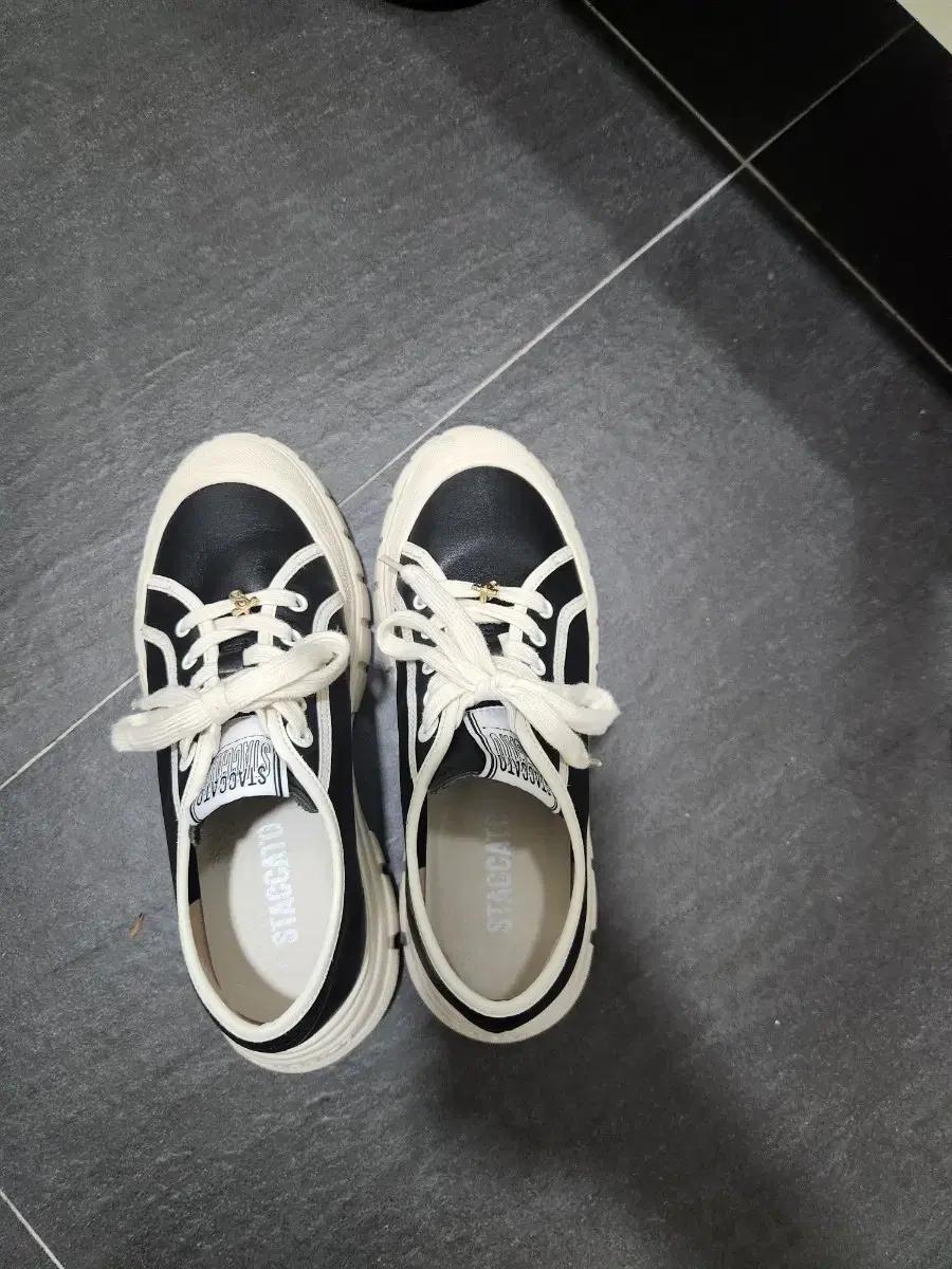 스타카토 블랙 스니커즈 여성 운동화