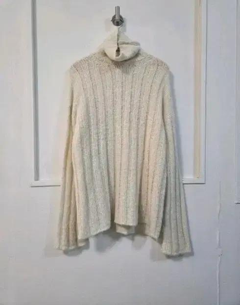 여성 아이보리색 터틀넥 니트 스웨터 게드더바넷자라던스트낫띵리튼리브레