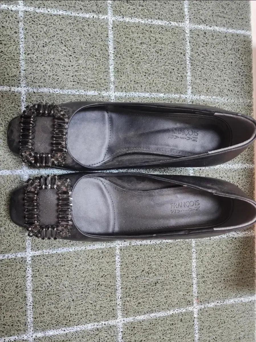 프랑소와즈 블랙 큐빅 플랫슈즈