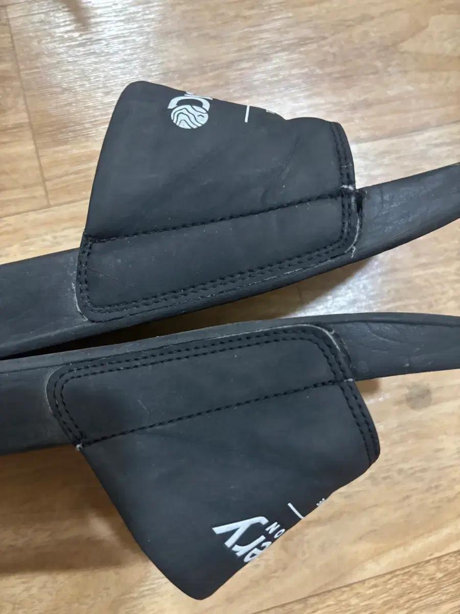 디스커버리 블랙 슬리퍼 260