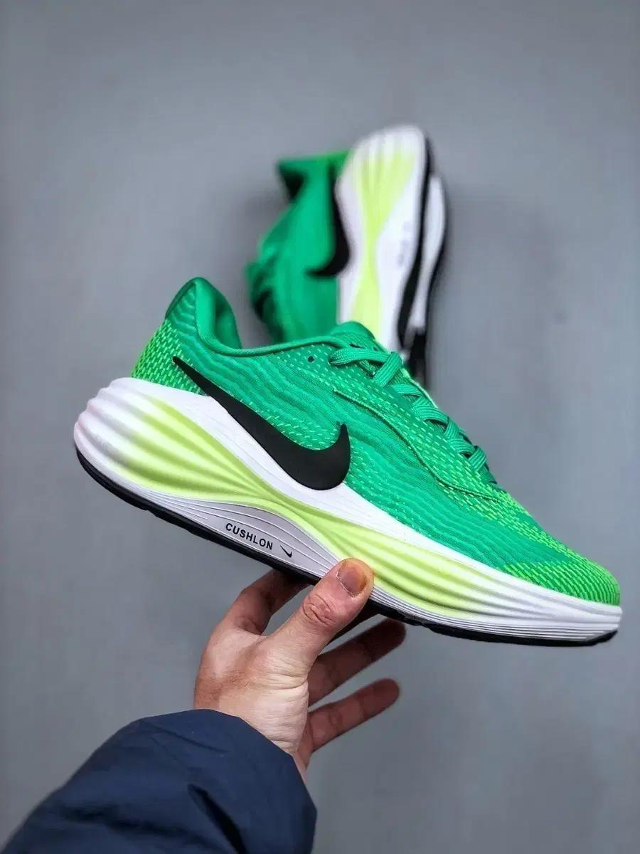 나이키 줌 보메로 그린 러닝화
