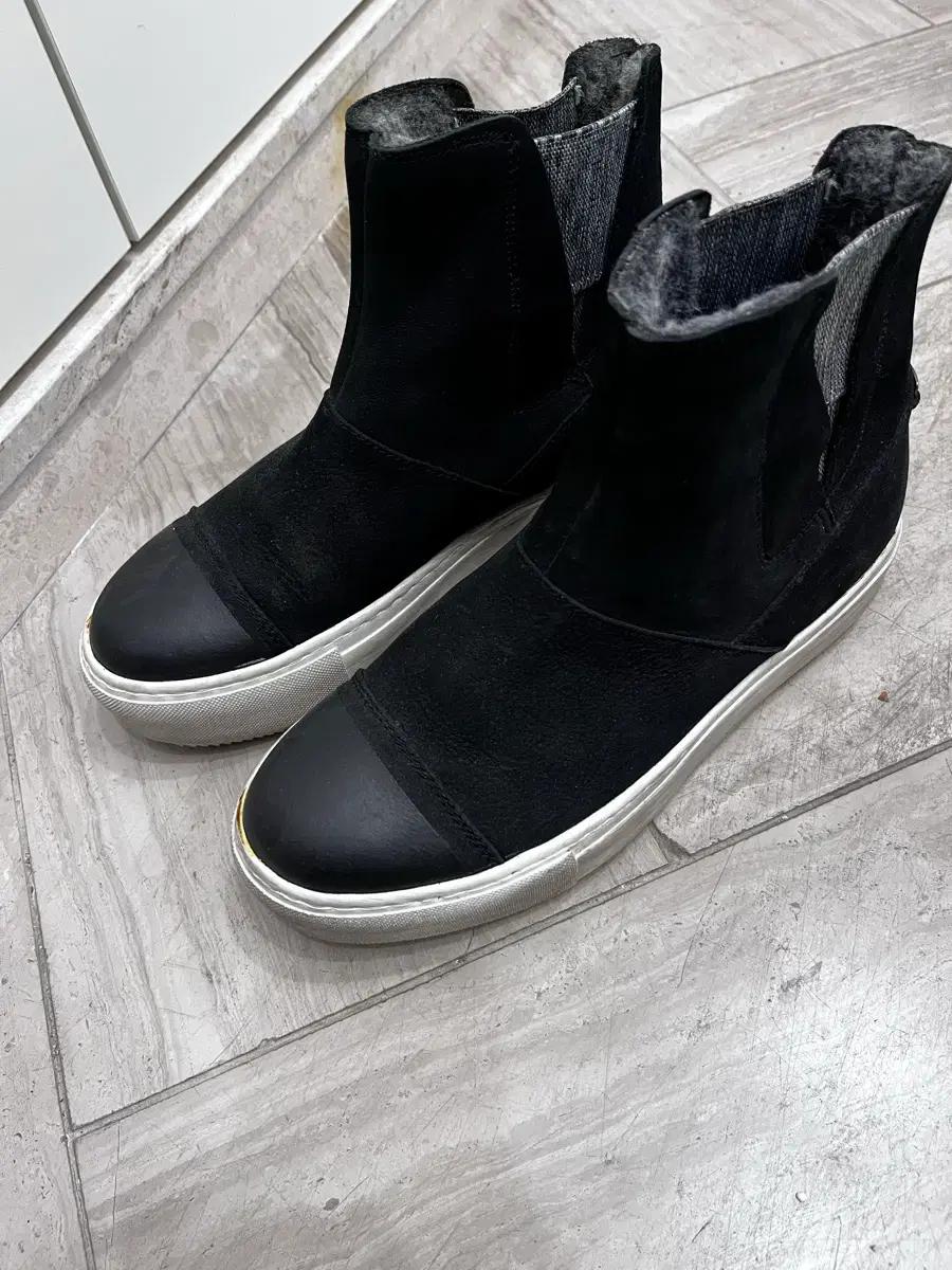 살레와 블랙 스웨이드 첼시 부츠