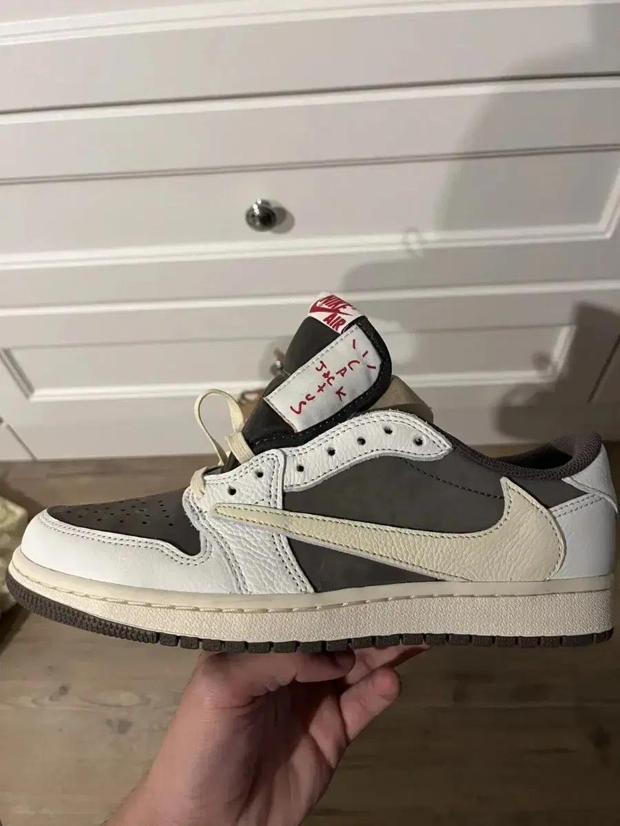 나이키 NIKE 트래비스 스캇 조던 1 로우 '모카 스웨이드'