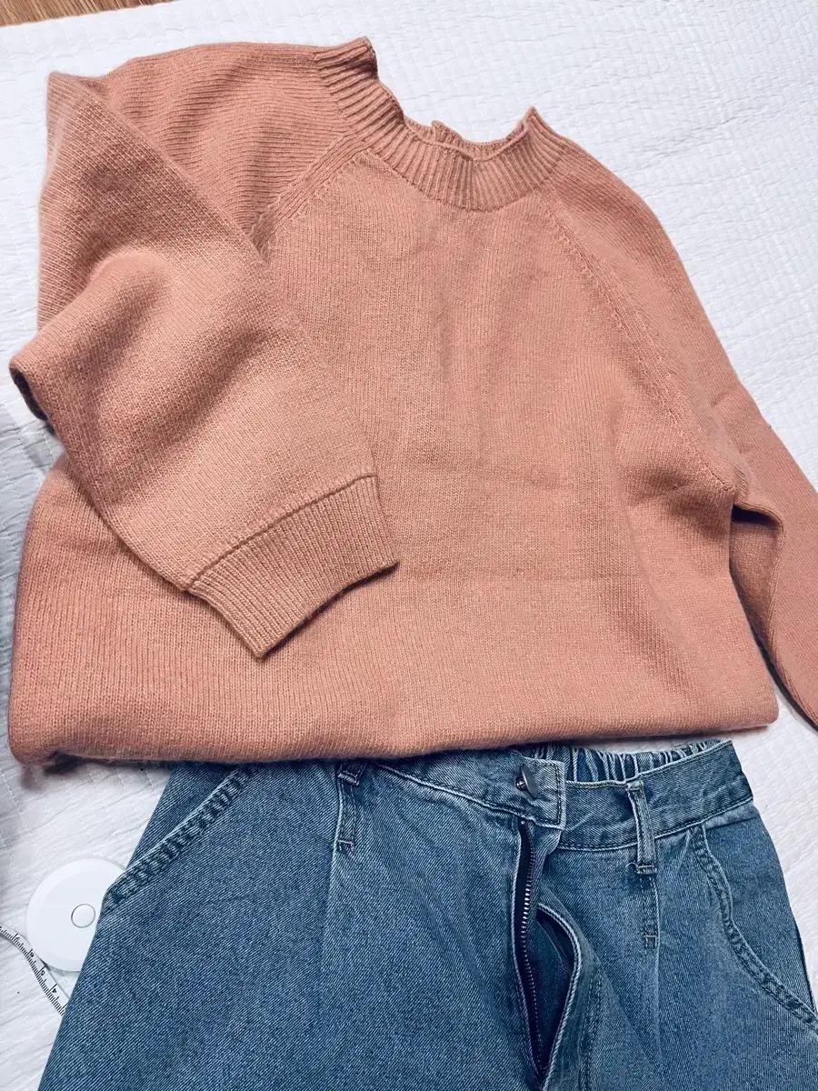 부드러운 캐시미어 혼방 홀가먼트 니트