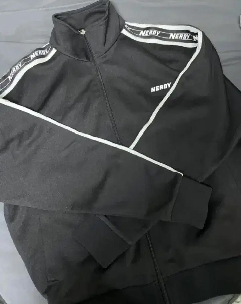 널디 NERDY 블랙 트랙탑