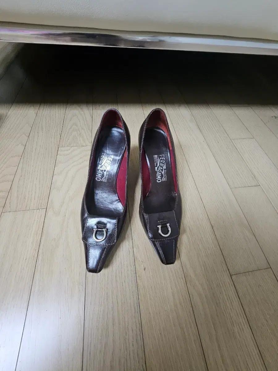 페라가모 브라운 여성 펌프스 235