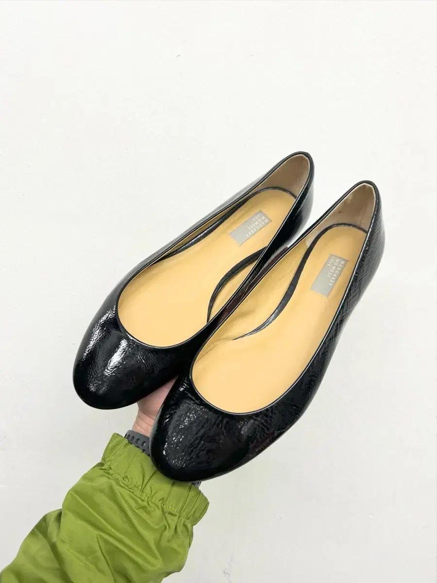 마가렛호웰 블랙 에나멜 플랫슈즈 235