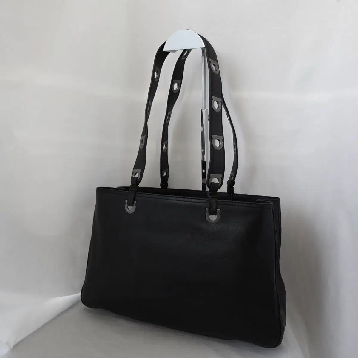 [정품 Ferragamo] 페레가모 빈티지 간치니버클 레더 숄더백 쇼퍼백