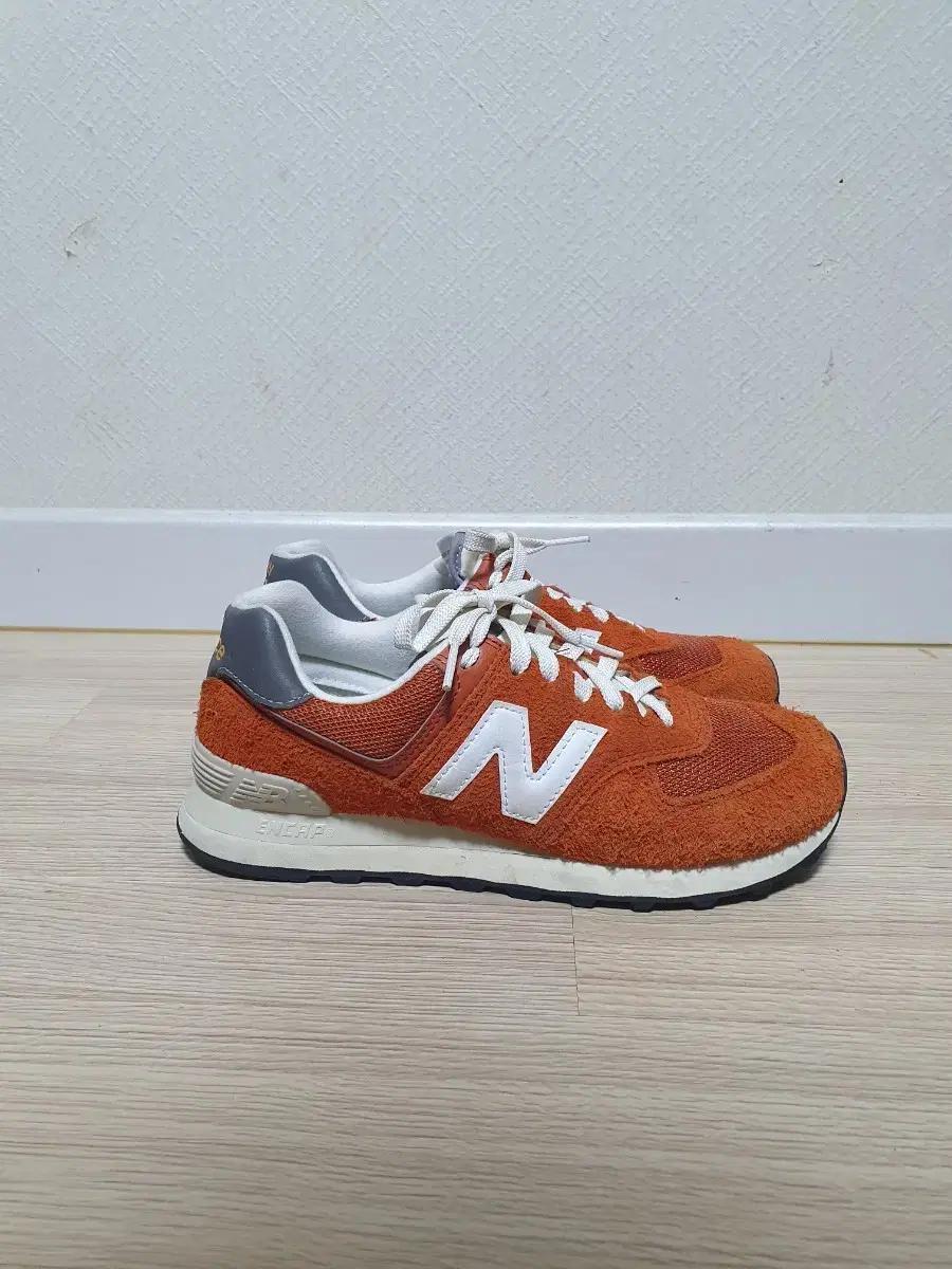 뉴발란스 574 오렌지 스웨이드 운동화 250