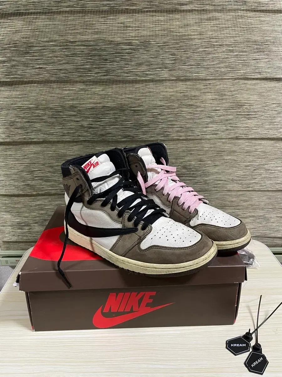 나이키 에어 조던1 트래비스 스캇 하이로우 OG 285