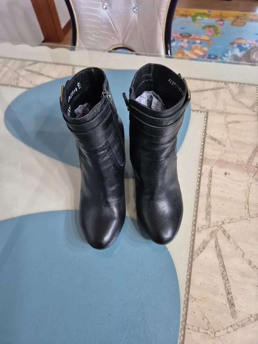 소다 블랙 가죽 앵클 부츠 정가 437000원