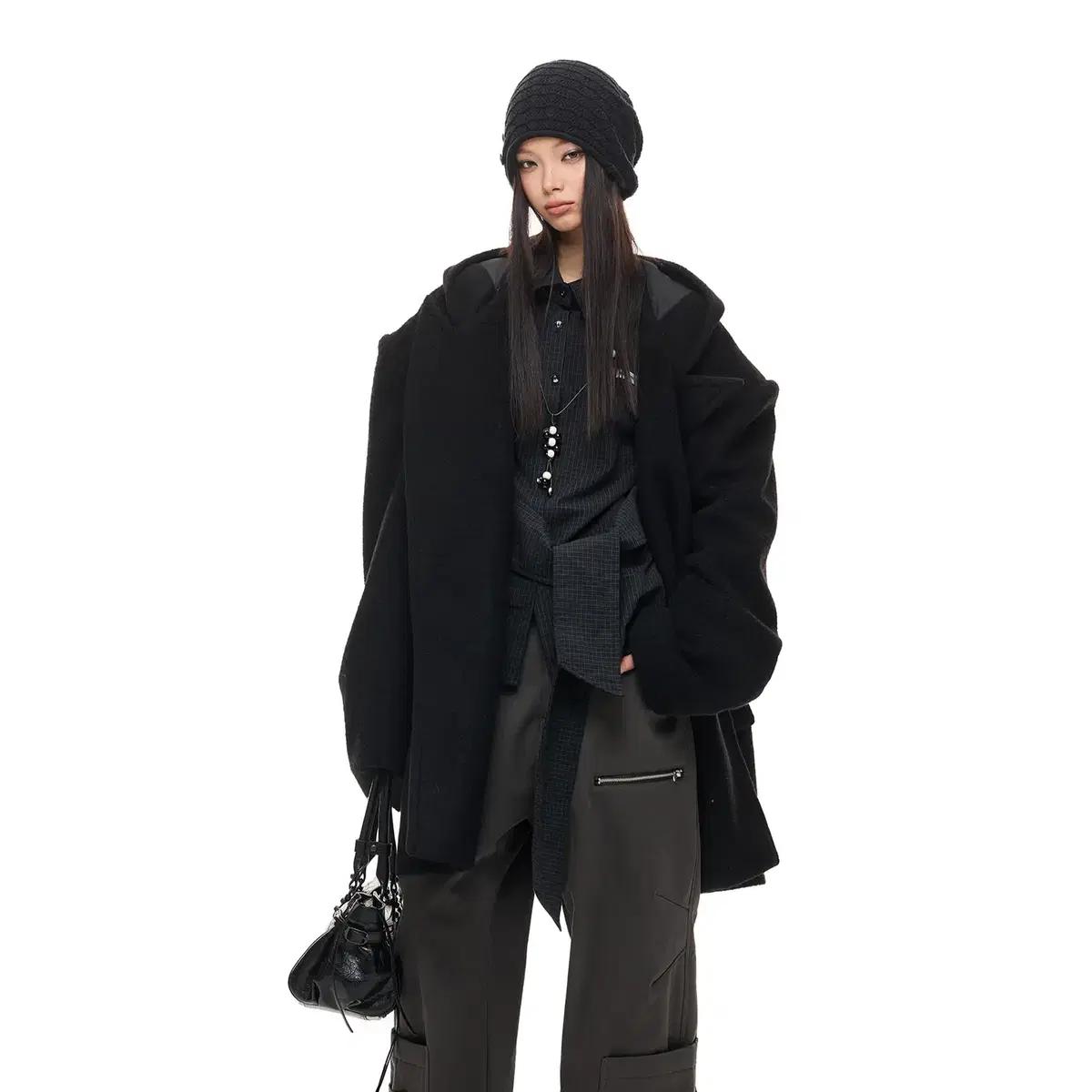 JIKOO 지쿠 블랙 와이드 숄더 오버핏 울 블렌드 후드 코트