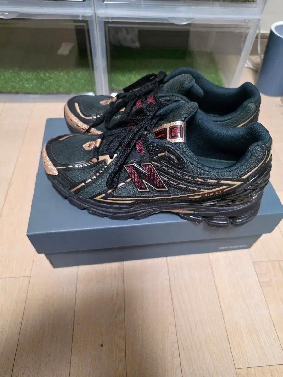 뉴발란스 x 키스 1906R 블랙 그린 275