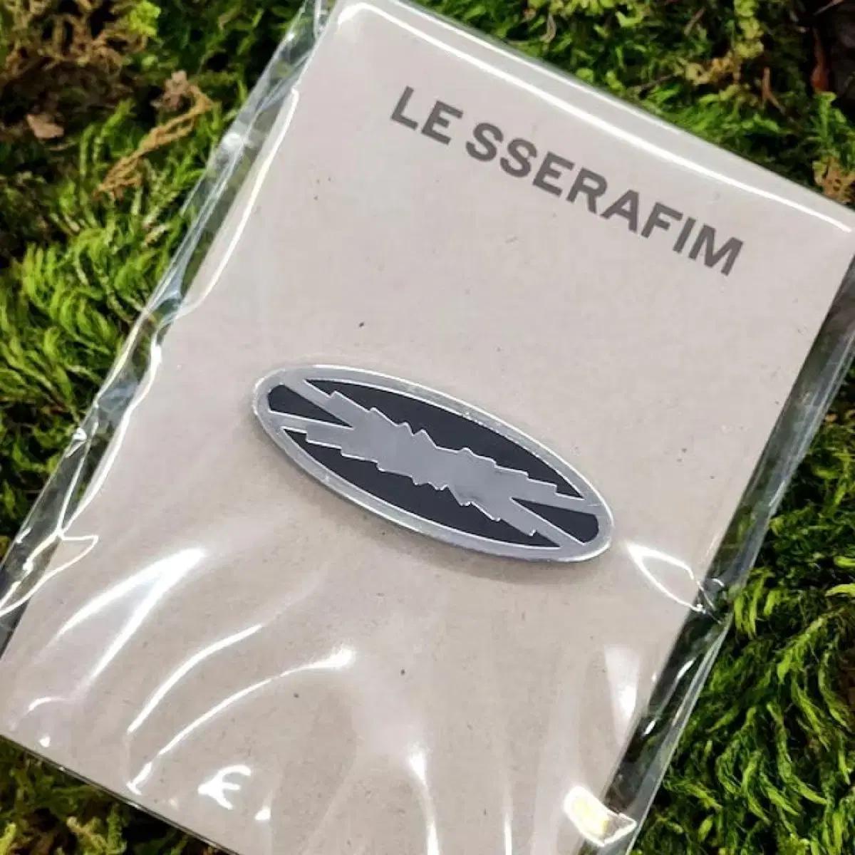 르세라핌 뱃지 23SS 언포기븐 팝업 Oval Badge 단품