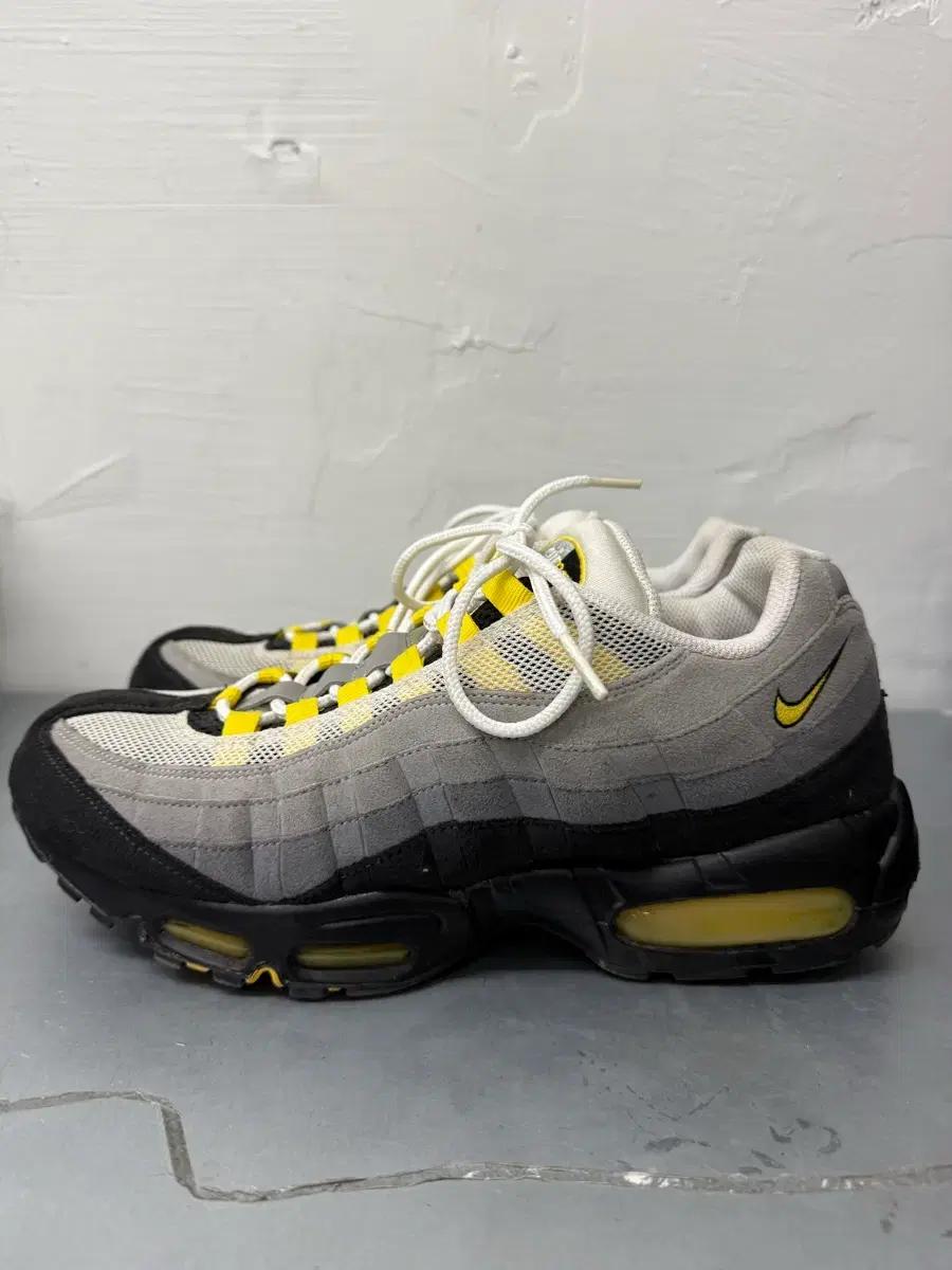 NIKE AIR MAX 95 TOUR YELLOW